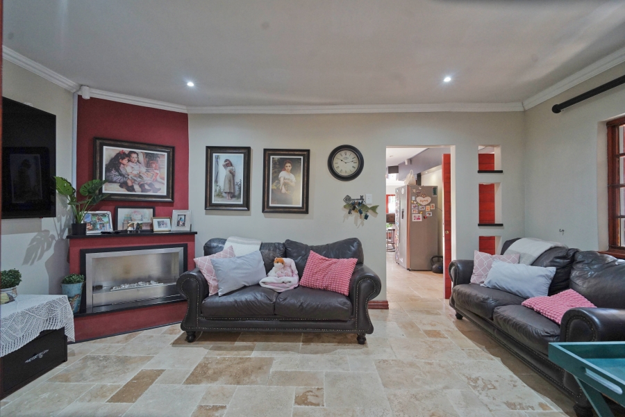 To Let 5 Bedroom Property for Rent in Beacon Bay Eastern Cape